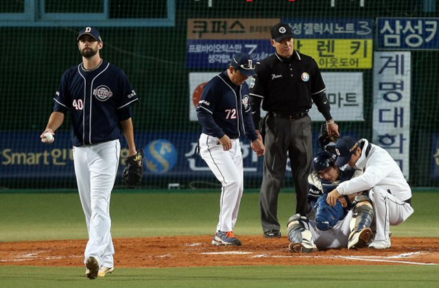 31일 대구구장에서 열린 2013 프로야구 한국시리즈 6차전 삼성과 두산의 경기. 2회말 2사 삼성 박석민 타석에서 두산 포수 최재훈이 높은 공을 잡으려다 넘어져 고통스러워하고 있다.