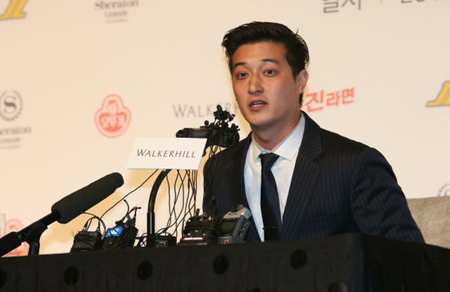 LA 다저스의 마케팅 담당 마틴 김이 1일 오후 서울 광진구 광장동 워커힐 호텔에서 기자회견을 하고 있다.