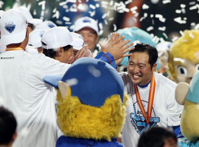 프로야구 삼성 라이온즈 박한이가 한국시리즈 MVP로 선정되는 순간 동료들의 축하 속에 함박웃음을 짓고 있다. 