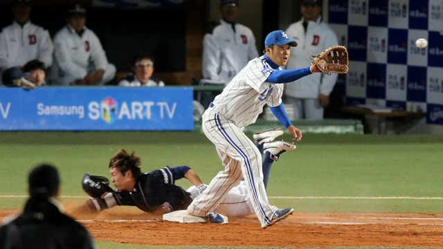 1일 대구구장에서 열린 2013 프로야구 한국시리즈 7차전 삼성과 두산의 경기. 2회초 1사 상황에서 두산 정수빈이 내야 땅볼을 친 뒤 1루에 슬라이딩해 세이프되고 있다. 