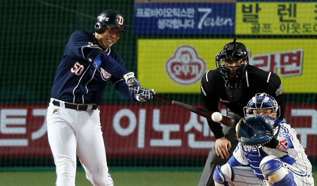 1일 대구구장에서 열린 2013 프로야구 한국시리즈 7차전 삼성과 두산의 경기. 3회초 1사 1루 상황에서 두산 김현수가 안타를 치고 있다.