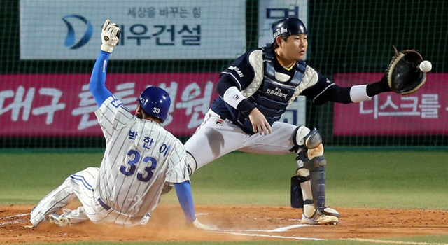 1일 대구구장에서 열린 2013 프로야구 한국시리즈 7차전 삼성과 두산의 경기. 1회말 1사 만루 상황에서 삼성 박석민의 희생 플라이로 3루주자 박한이가 홈에 들어오고 있다. 