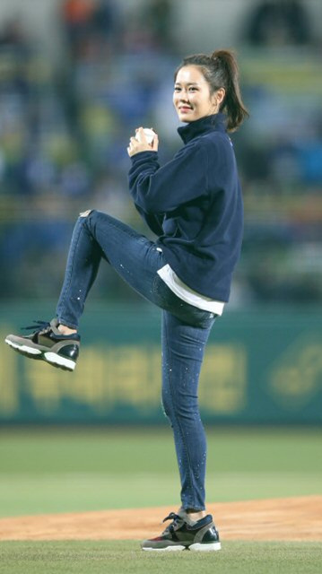 영화배우 손예진이 1일 오후 대구구장에서 열린 프로야구 한국시리즈 7차전 삼성 대 두산 경기에서 시구를 하고 있다.
