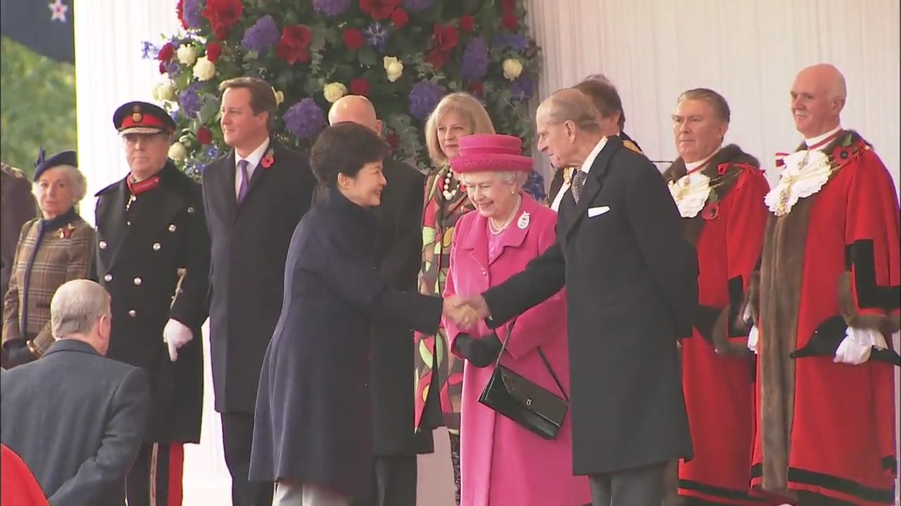 박 대통령, 영국 여왕 환대 속 공식 환영식