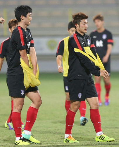 축구 국가대표팀 곽태휘(왼쪽), 박종우가 18일 오후(현지시간) 아랍에미리트(UAE) 두바이 자빌 스타디움에서 훈련을 마친 뒤 조끼를 벗고 있다. 대표팀은 현지시간으로 19일 오후 6시(한국시간 오후 11시) 이곳에서 국제축구연맹(FIFA) 랭킹 19위 러시아와 평가전을 치른다.