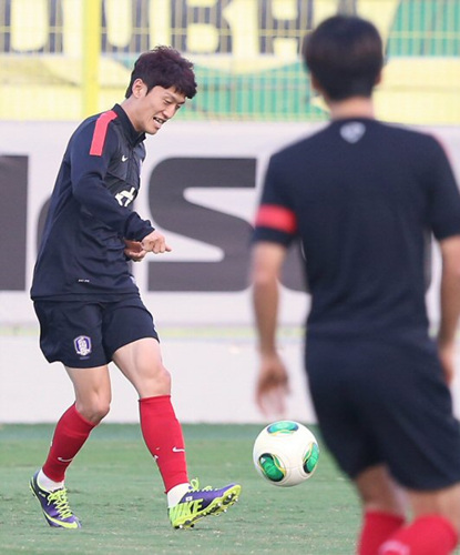 축구 국가대표팀 이청용이 18일 오후(현지시간) 아랍에미리트(UAE) 두바이 자빌 스타디움에서 밝은 표정으로 훈련에 임하고 있다. 대표팀은 현지시간으로 19일 오후 6시(한국시간 오후 11시) 이곳에서 국제축구연맹(FIFA) 랭킹 19위 러시아와 평가전을 치른다.