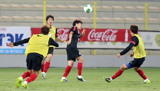 축구 국가대표팀 이청용이 18일 오후(현지시간) 아랍에미리트(UAE) 두바이 자빌 스타디움에서 실시된 미니게임에서 상대팀 선수들 사이에서 헤딩 패스를 시도하고 있다. 대표팀은 현지시간으로 19일 오후 6시(한국시간 오후 11시) 이곳에서 국제축구연맹(FIFA) 랭킹 19위 러시아와 평가전을 치른다.