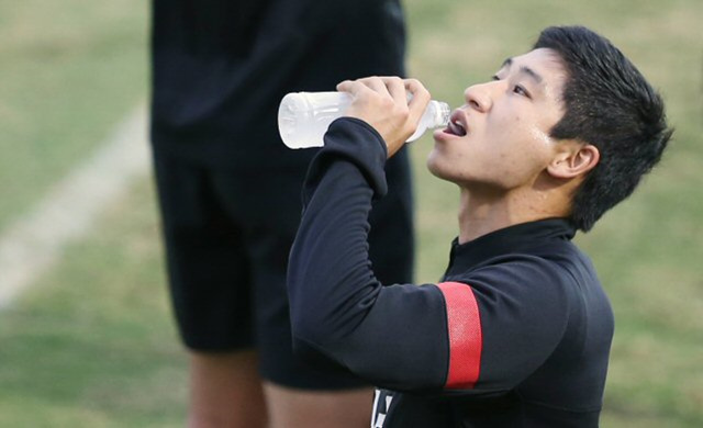 축구 국가대표팀 이근호가 18일 오후(현지시간) 아랍에미리트(UAE) 두바이 자빌 스타디움에서 훈련을 마친 뒤 물을 마시고 있다. 대표팀은 현지시간으로 19일 오후 6시(한국시간 오후 11시) 이곳에서 국제축구연맹(FIFA) 랭킹 19위 러시아와 평가전을 치른다.