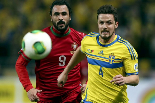 19일(현지시간) 스웨덴 스톡홀름에서 열린 2014년 브라질 월드컵 유럽 지역 예선 플레이오프 2차전 스웨덴과 포르투갈 경기. 공을 쫒는 푸르투갈의 스트라이커 우고 알메이다(왼쪽)를 스웨덴 선수 페어 닐손(오른쪽)이 바짝 쫒고 있다.