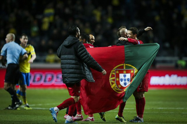 19일(현지시간) 스웨덴 스톡홀름에서 열린 2014년 브라질 월드컵 유럽 지역 예선 플레이오프 2차전 스웨덴과의 원정경기에서 포르투갈이 3:2로 역전승하였다. 승리의 주역 호날두(오른쪽)와 하울 메이렐레스(오른쪽)가 얼싸안으며 포르투갈의 승리를 축하하고 있다.