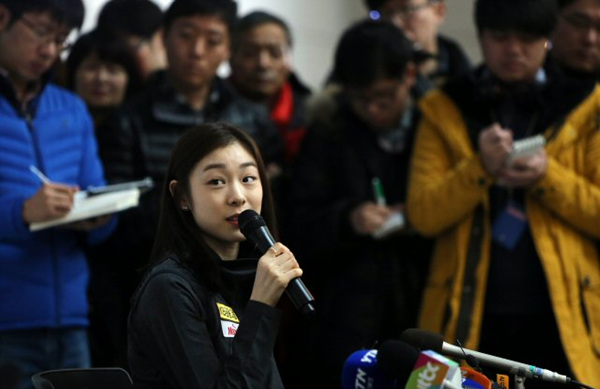 '피겨 여왕' 김연아가 3일 오전 인천국제공항 출국장에서 '골든 스핀 오브 자그레브' 
출전을 위해 결전지인 크로아티아로 떠나기에 앞서 기자회견을 갖고 있다.