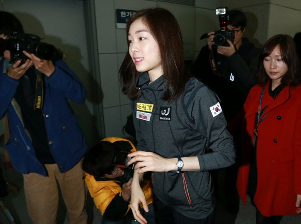  '피겨 여왕' 김연아가 3일 오전 인천국제공항에서 '골든 스핀 오브 자그레브' 
출전을 위해 결전지인 크로아티아로 출국하고 있다. 
김연아가 출전하는 골든 스핀 오브 자그레브 여자 싱글 쇼트프로그램은 6일 밤(한국시간), 
프리스케이팅은 7일 밤 열릴 예정이다.