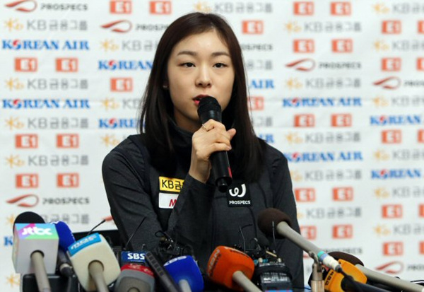 '피겨 여왕' 김연아가 3일 오전 인천국제공항 출국장에서 '골든 스핀 오브 자그레브' 
출전을 위해 결전지인 크로아티아로 떠나기에 앞서 기자회견을 갖고 각오를 밝히고 있다. 
