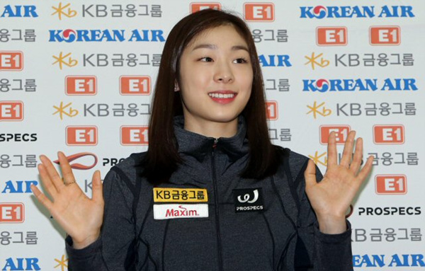 '피겨 여왕' 김연아가 3일 오전 인천국제공항 출국장에서 '골든 스핀 오브 자그레브' 
출전을 위해 결전지인 크로아티아로 떠나기에 앞서 열린 기자회견에 참석해 
손을 흔들고 있다. 김연아가 출전하는 골든 스핀 오브 자그레브 여자 싱글 쇼트프로그램은
 6일 밤(한국시간), 프리스케이팅은 7일 밤 열릴 예정이다.