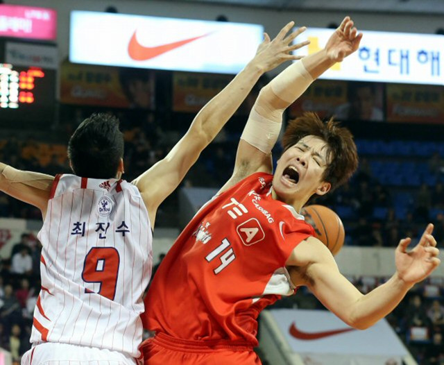 4일 서울 잠실학생체육관에서 열린 프로농구 서울SK와 고양오리온스의 경기에서 SK 최부경과 오리온스의 최진수가 리바운드 경쟁을 벌이고 있다.