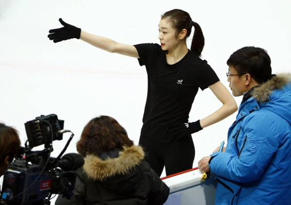 '피겨 여왕' 김연아가 5일 오전 '2013골든 스핀 오브 자그레브'가 열리는 크로아티아 자그레브의 '돔 스포르토바' 빙상장에서 공식 훈련을 하며 코치들과 대화를 하고 있다.