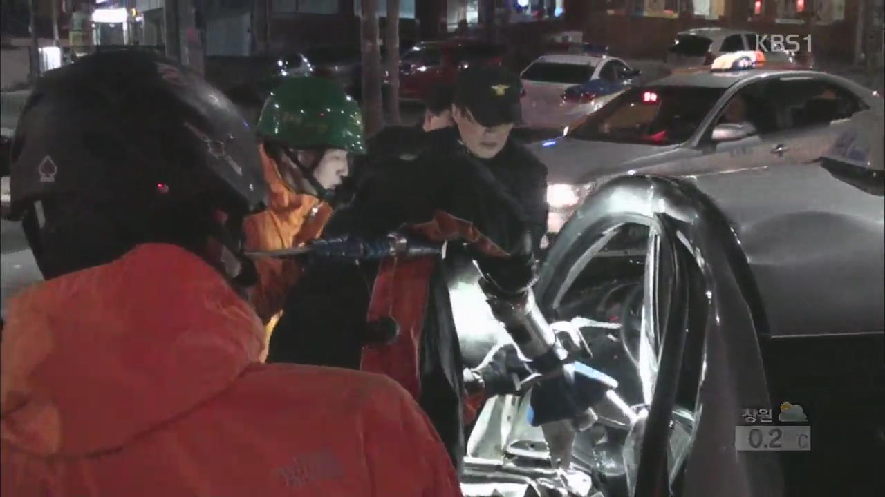 서울 망우동 교차로 트럭-택시 추돌…2명 부상