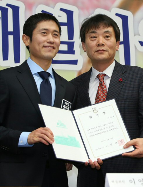 해설위원으로 첫 걸음을 내딛은 이영표가 16일 오후 서울 영등포구 여의도동 KBS신관 국제회의실에서 열린 '축구해설위원 위촉식 및 기자간담회'에서 임창건 보도본부장(오른쪽)과 위촉장을 들고 기념촬영을 갖고 있다.