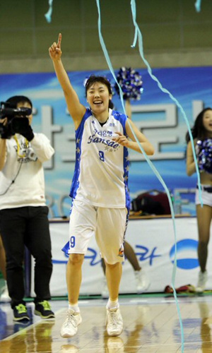 20일 춘천호반체육관에서 열린 여자 프로농구 우리은행과 국민은행 경기에서 우리은행 박혜진이 1점차로 승리하자 기뻐하며 손을 들고 있다.