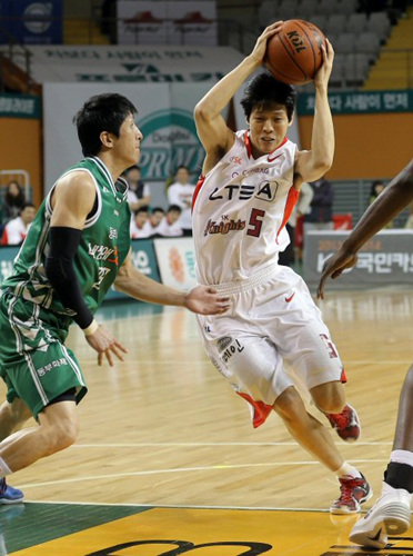 22일 오후 원주종합체육관에서 열린 프로농구 원주 동부와 서울 SK 경기에서 SK 김선형이 수비를 피해 드리블 하고 있다.