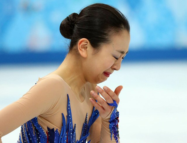 일본의 아사다 마오가 21일 오전(한국시간) 러시아 소치 아이스버그 스케이팅 팰리스에서 열린 2014 소치 동계올림픽 피겨스케이팅 여자 싱글 프리스케이팅에서 연기를 마친뒤 아쉬움의 눈물을 흘리고 있다.