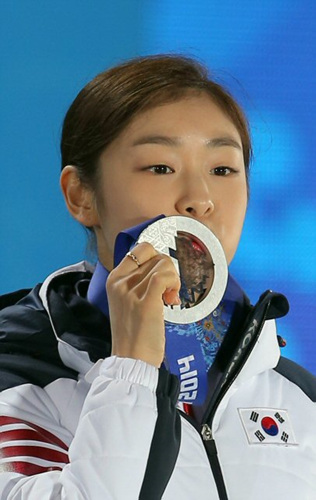 피겨여왕 김연아가 21일 저녁 (현지시간) 러시아 소치 올림픽파크 메달프라자에서 열린 2014 소치 동계올림픽 피겨스케이팅 여자 싱글 시상식에서 은메달에 키스하고 있다.