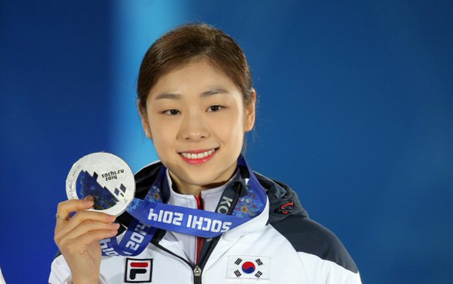 피겨여왕 김연아가 21일 저녁 (현지시간) 러시아 소치 올림픽파크 메달프라자에서 열린 2014 소치 동계올림픽 피겨스케이팅 여자 싱글 시상식에서 은메달을 들어 보이고 있다.