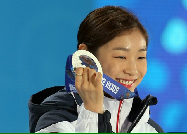피겨여왕 김연아가 21일 저녁 (현지시간) 러시아 소치 올림픽파크 메달프라자에서 열린 2014 소치 동계올림픽 피겨스케이팅 여자 싱글 시상식에서 은메달을 들어 보이며 웃고 있다.