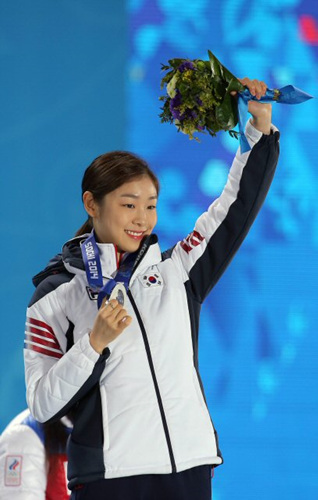 피겨여왕 김연아가 21일 저녁 (현지시간) 러시아 소치 올림픽파크 메달프라자에서 열린 2014 소치 동계올림픽 피겨스케이팅 여자 싱글 시상식에서 은메달을 목에 건뒤 손들어 인사하고 있다. 