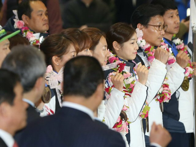제22회 소치동계올림픽 대한민국선수단이 25일 오후 인천공항을 통해 귀국해 기념촬영을 하고 있다. 