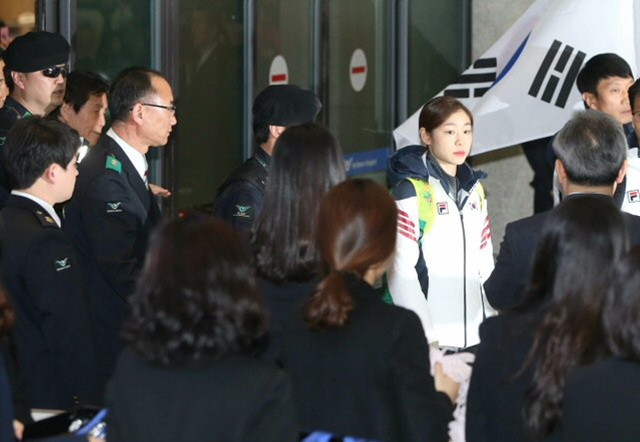 제22회 소치동계올림픽 대한민국선수단이 25일 오후 인천공항을 통해 귀국한 가운데 피겨스케이팅의 김연아 선수가 입국장을 나서고 있다.