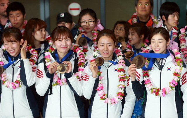 소치 동계올림픽에서 활약을 펼친 김연아(오른쪽부터), 이상화, 박승희, 조해리 등 선수들이 25일 영종도 인천국제공항을 통해 귀국, 선물로 받은 초콜릿 메달에 대해 이야기하며 밝은 미소를 짓고 있다. 