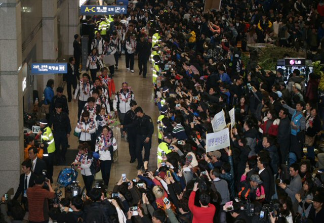 2014 소치 동계올림픽에 참가한 한국 선수들이 25일 오후 인천국제공항을 통해 귀국해 해단식장으로 이동하는 모습을 많은 시민들이 지켜보고 있다.