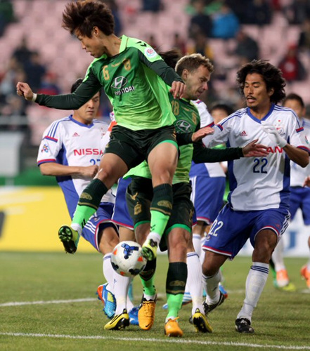 26일 전주월드컵경기장에서 벌어진 2014 AFC 챔피언스 조별리그. 전북 최보경(6번)과 요코하마 선수들이 공을 두고 얽혀 있다.