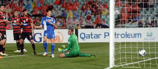 26일 호주 시드니 파라마타 스타디움에서 열린 2014 아시아축구연맹(AFC) 챔피언스리그 H조 1차전 울산 현대와 웨스턴시드니와의 경기에서 울산 현대 강민수가 쐐기골 넣고 있다. 3-1 울산 승. 