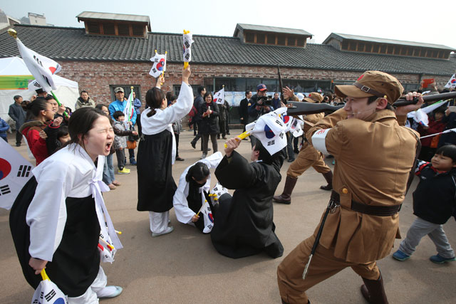  제95주년 3·1절인 1일 오전 서울 서대문구 현저동 서대문형무소역사관에서 열린 '1919 대한독립만세' 행사에서 배우들이 3·1운동 상황을 재현하고 있다. 