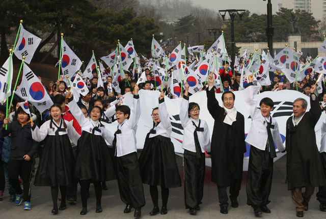 제 95주년 3·1절인 1일 부산 동래고에서 '동래 3·1독립만세운동 재현 행사'에 참가한 학생과 시민들이 만세를 부르고 있다.