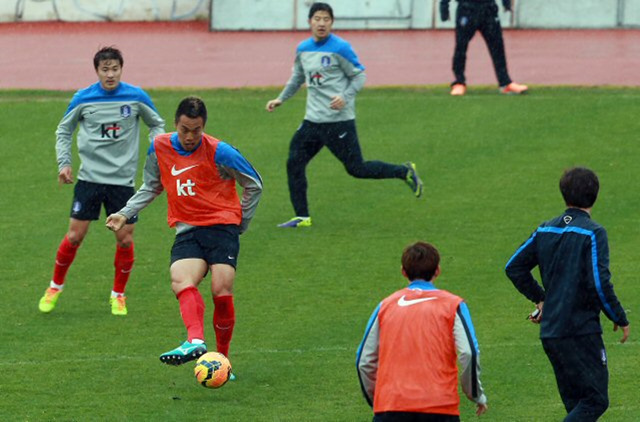 대한민국 축구 대표팀 김신욱 등이 그리스와의 평가전을 이틀 앞둔 3일(현지시간) 오후 그리스 아테네 파니오니오스 스타디움에서 훈련을 하고 있다.