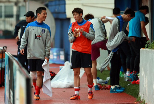 대한민국 축구 대표팀 박주영과 손흥민이 그리스와의 평가전을 이틀 앞둔 3일(현지시간) 오후 그리스 아테네 파니오니오스 스타디움에서 훈련을 마치고 이야기를 나누고 있다. 