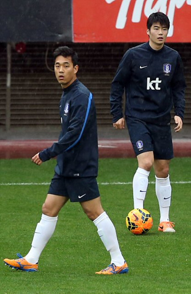 축구 국가대표팀 박주영과 기성용이 4일(현지시간) 오후 그리스 아테네 카라이스카키 스타디움에서 훈련을 하고 있다. 대표팀은 한국시간 6일 오전 2시에 이 경기장에서 그리스와 평가전을 치른다.