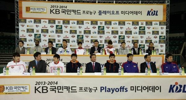 10일 서울 잠실학생체육관에서 열린 2013-2014 KB국민카드 프로농구 플레이오프 미디어데이에서 플레이오프에 진출한 6개구단 감독과 선수들이 취재진의 질문에 답하고 있다. 