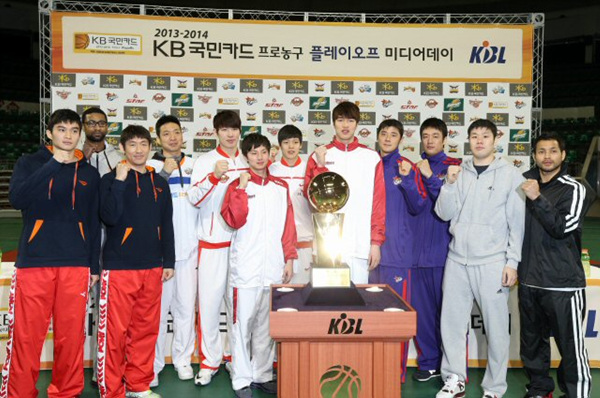 10일 서울 잠실학생체육관에서 열린 2013-2014 KB국민카드 프로농구 플레이오프 미디어데이에서 플레이오프에 진출한 6개구단 선수들이 파이팅을 외치며 사진촬영을 하고 있다.