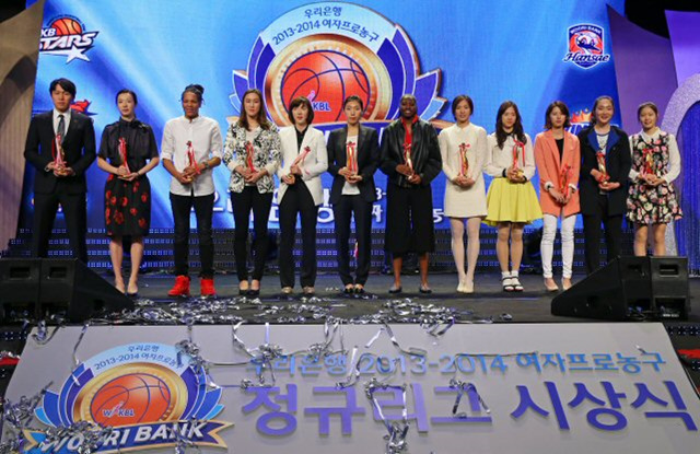 18일 서울 여의도 63시티에서 열린 '2013-2014 여자프로농구 정규리그 시상식'에서 수상자들이 무대에서 기념촬영을 하고 있다. 