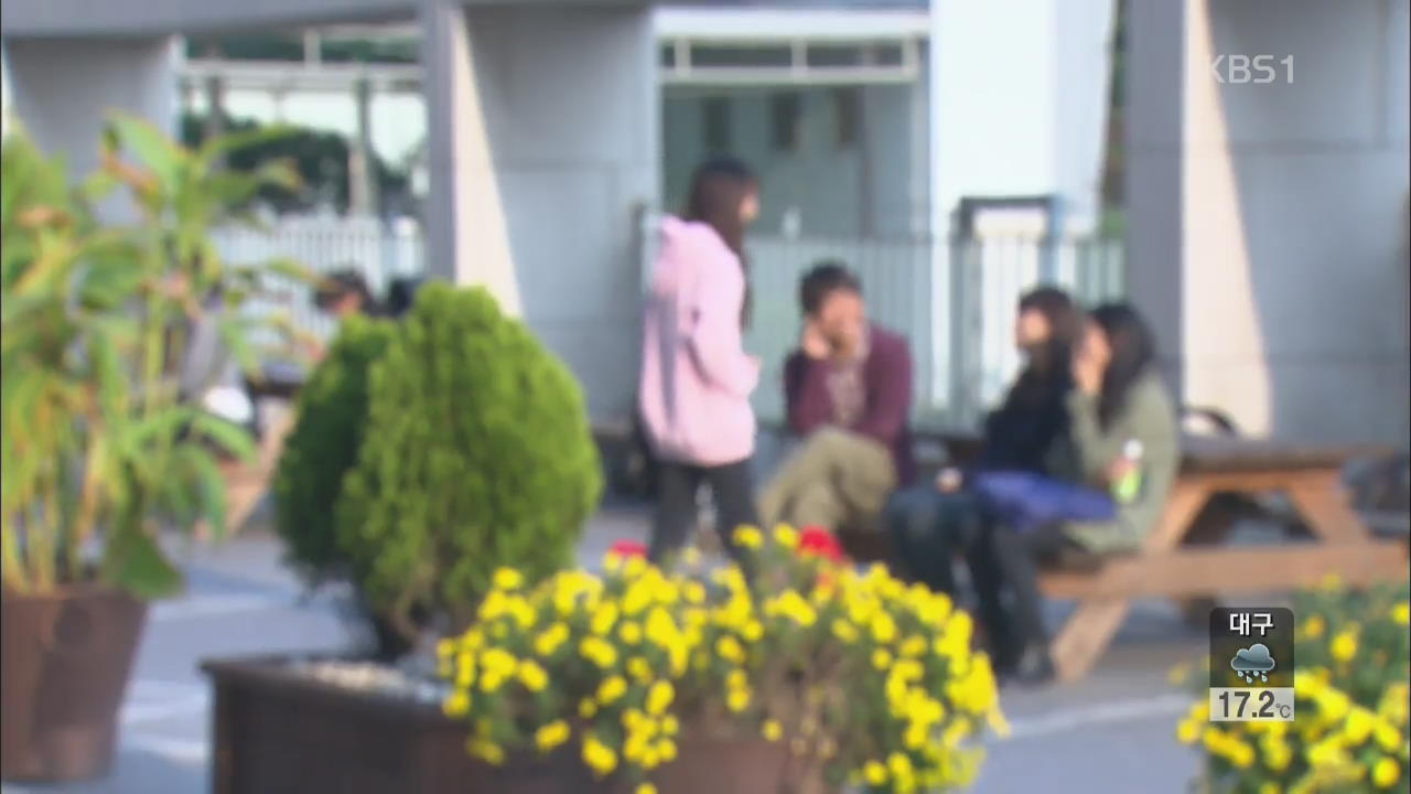 “졸업 미뤄줄테니 돈 내라”…서러운 졸업유예생