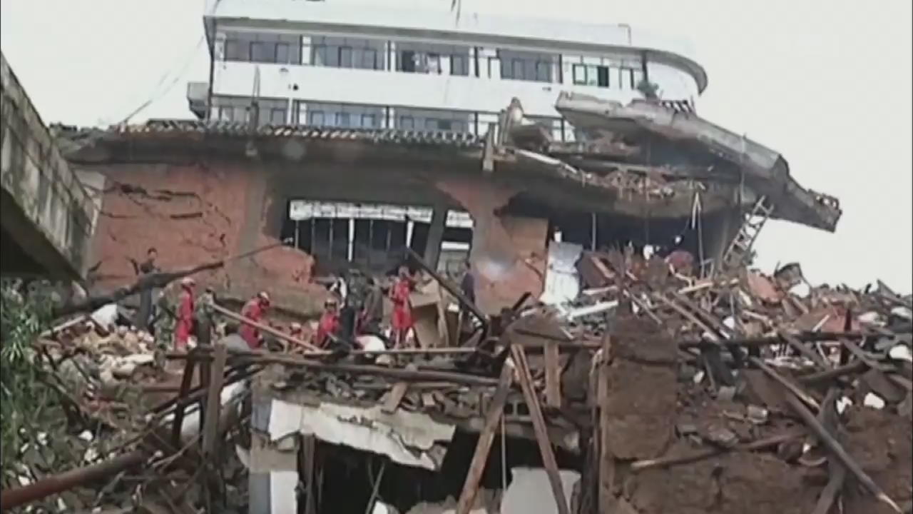 ‘무너지고 끊기고…’ 폐허로 변한 윈난성 지진 현장