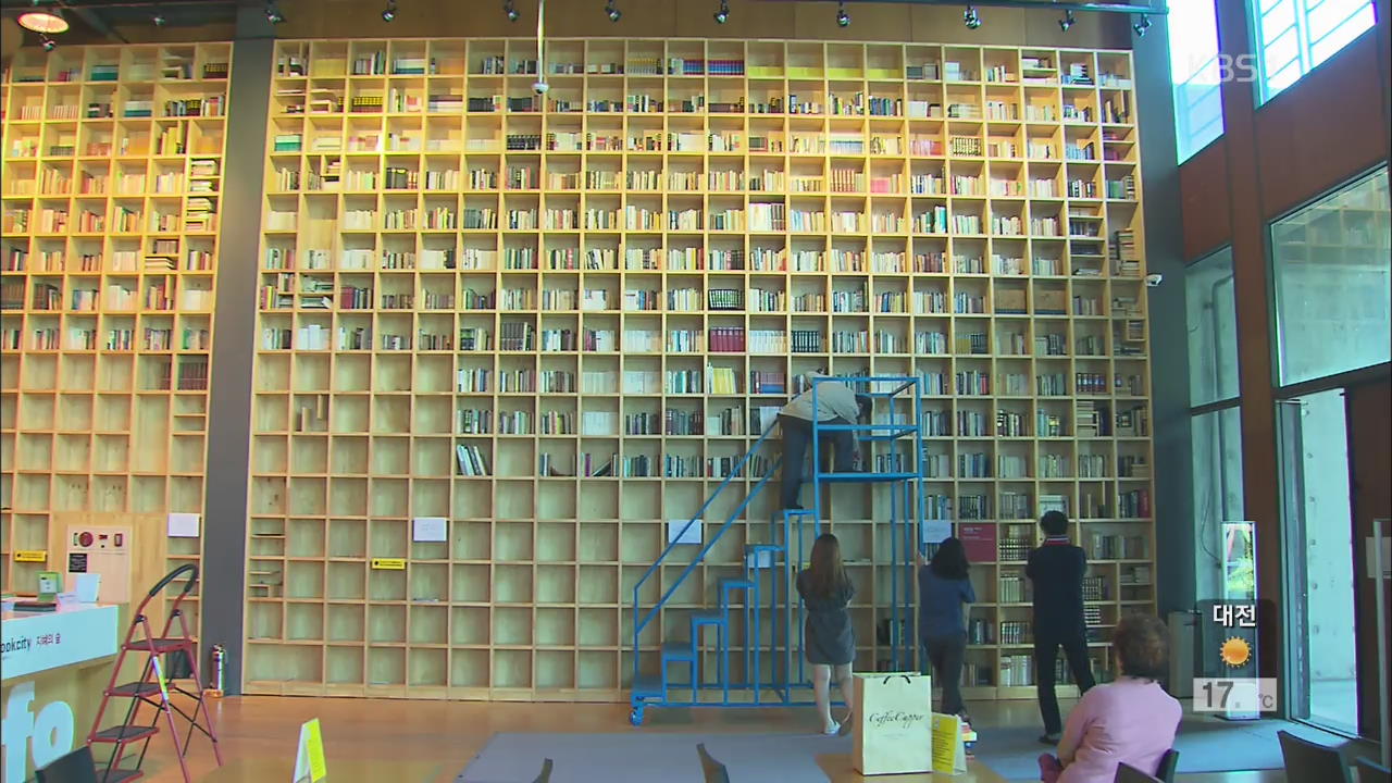 8m 높이의 개방형 도서관…거대한 책 무덤?