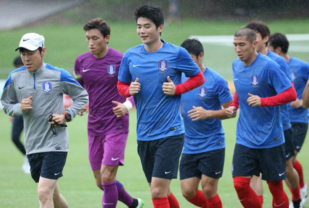  2015 AFC 호주 아시안컵 조별리그 A조 3차전 호주와의 경기를 앞둔 한국 축구 국가대표팀의 신태용 코치와 골키퍼 김승규, 기성용, 이근호, 차두리 등 선수들이 14일 호주 브리즈번의 페리 파크에서 비가 내리는 가운데 훈련하고 있다.