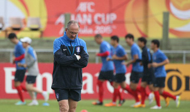  2015 AFC 호주 아시안컵 조별리그 A조 3차전 호주와의 경기를 앞둔 한국 축구 국가대표팀의 슈틸리케 감독이 14일 호주 브리즈번의 페리 파크에서 현지 적응훈련을 하던 중 생각에 잠겨 있다.