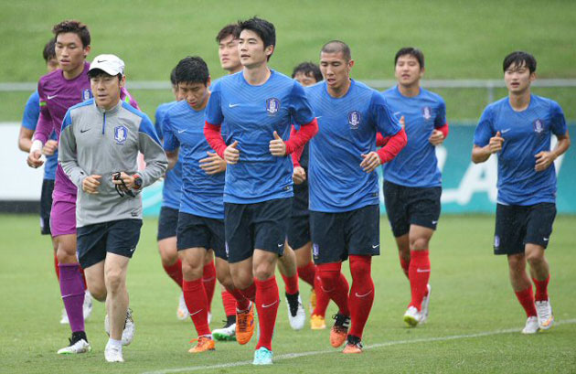  2015 AFC 호주 아시안컵 조별리그 A조 3차전 호주와의 경기를 앞둔 한국 축구 국가대표팀의 신태용 코치와 주장 기성용, 골키퍼 김승규, 이근호, 차두리, 박주호, 김진수 등 선수들이 14일 호주 브리즈번의 페리 파크에서 비가 내리는 가운데 훈련하고 있다.