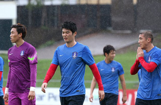 2015 AFC 호주 아시안컵 조별리그 A조 3차전 호주와의 경기를 앞둔 한국 축구 국가대표팀의 기성용이 14일 호주 브리즈번의 페리 파크에서 회복훈련을 하고 있다. 